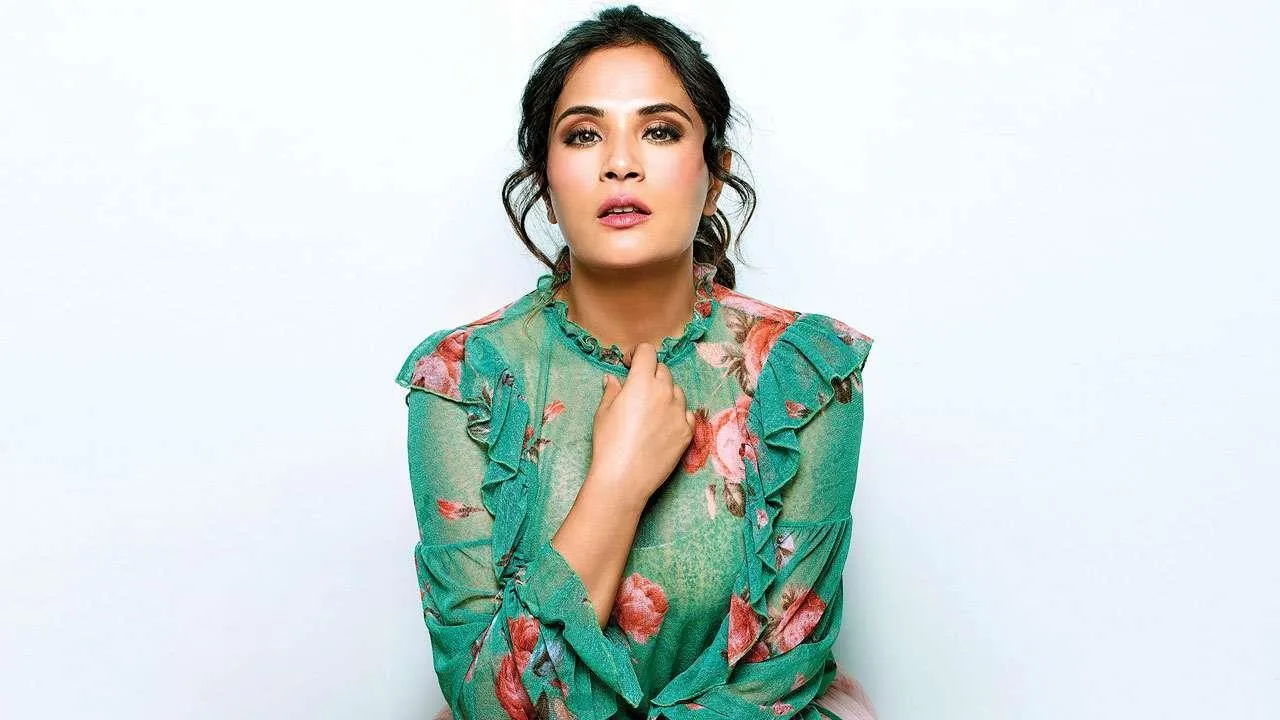 মুম্বাইয়ের রাস্তায় রিচা চাড্ডা