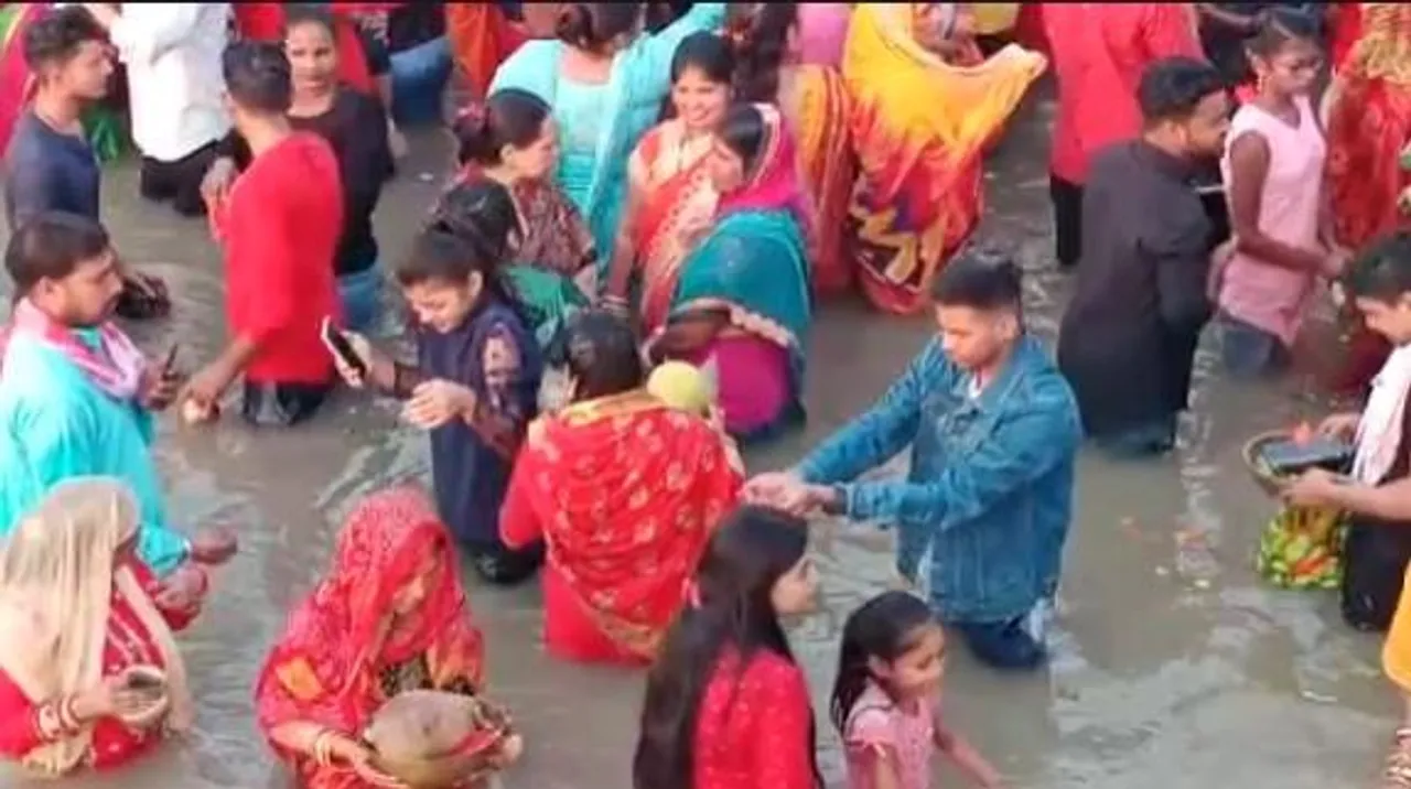 হাওড়ার বিভিন্ন ঘাটে উপচে পড়া ভিড় ছট পুজোয়