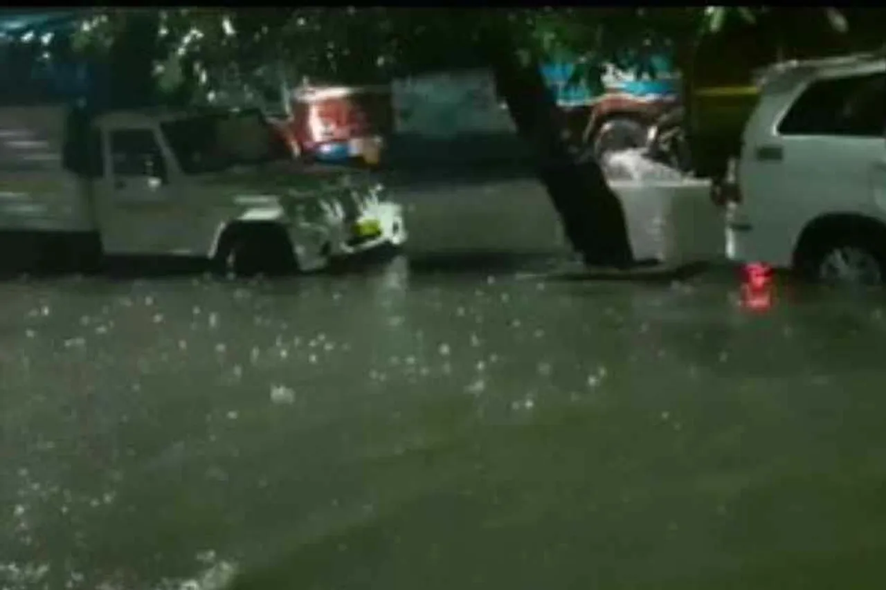 ভারী বৃষ্টিতে জল জমে সমস্যা