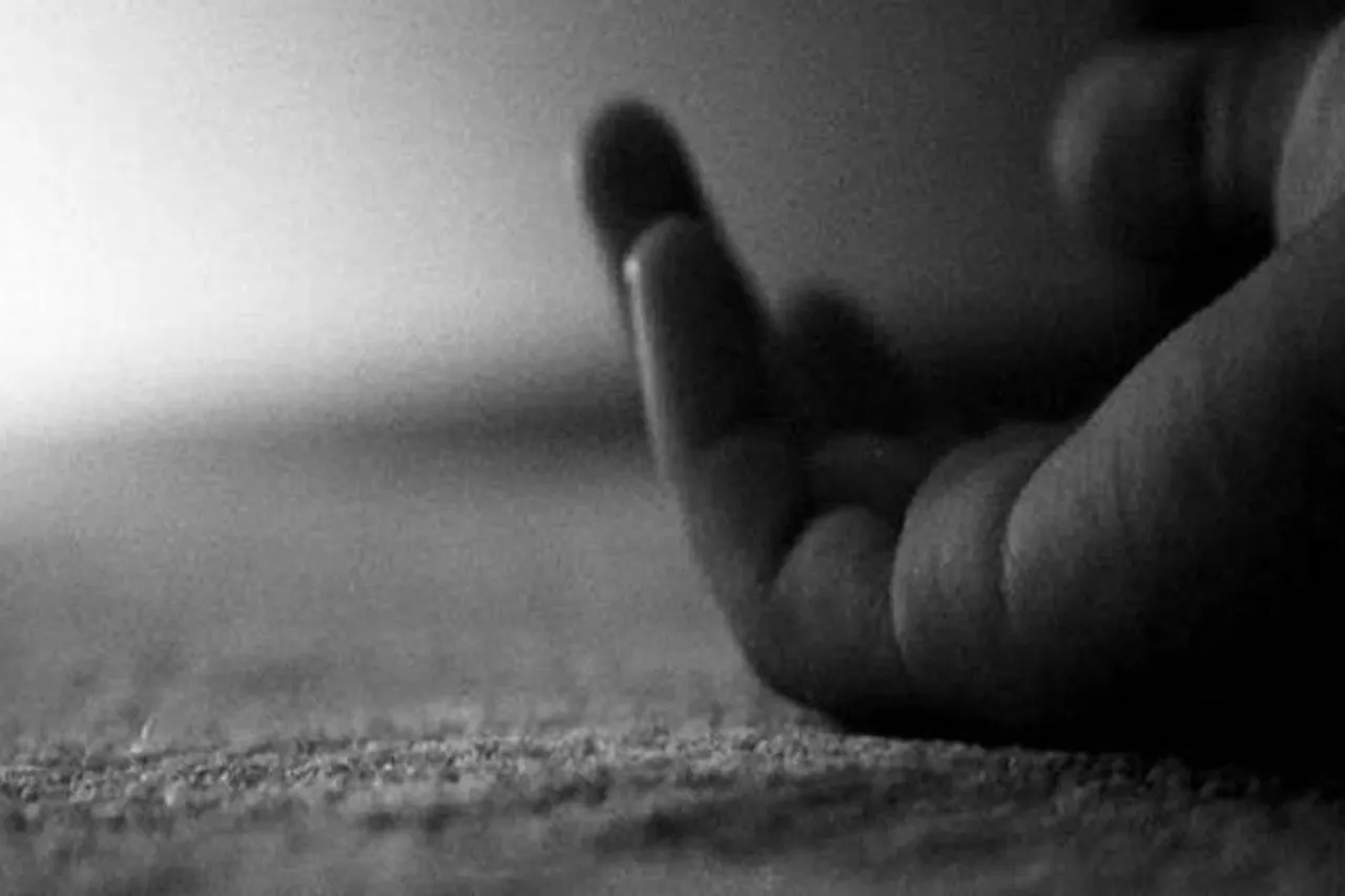 গলায় ফাঁস লাগিয়ে আত্মঘাতী স্কুল ছাত্রী