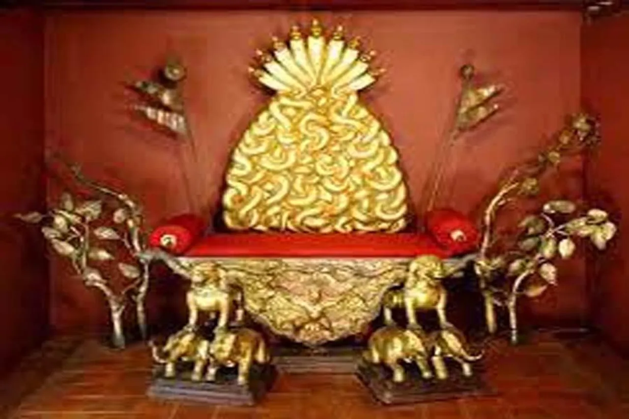 কৃষ্ণ মন্দিরে সকলের দর্শনের জন্য উন্মুক্ত করে দেওয়া হল স্বর্ণ সিংহাসন