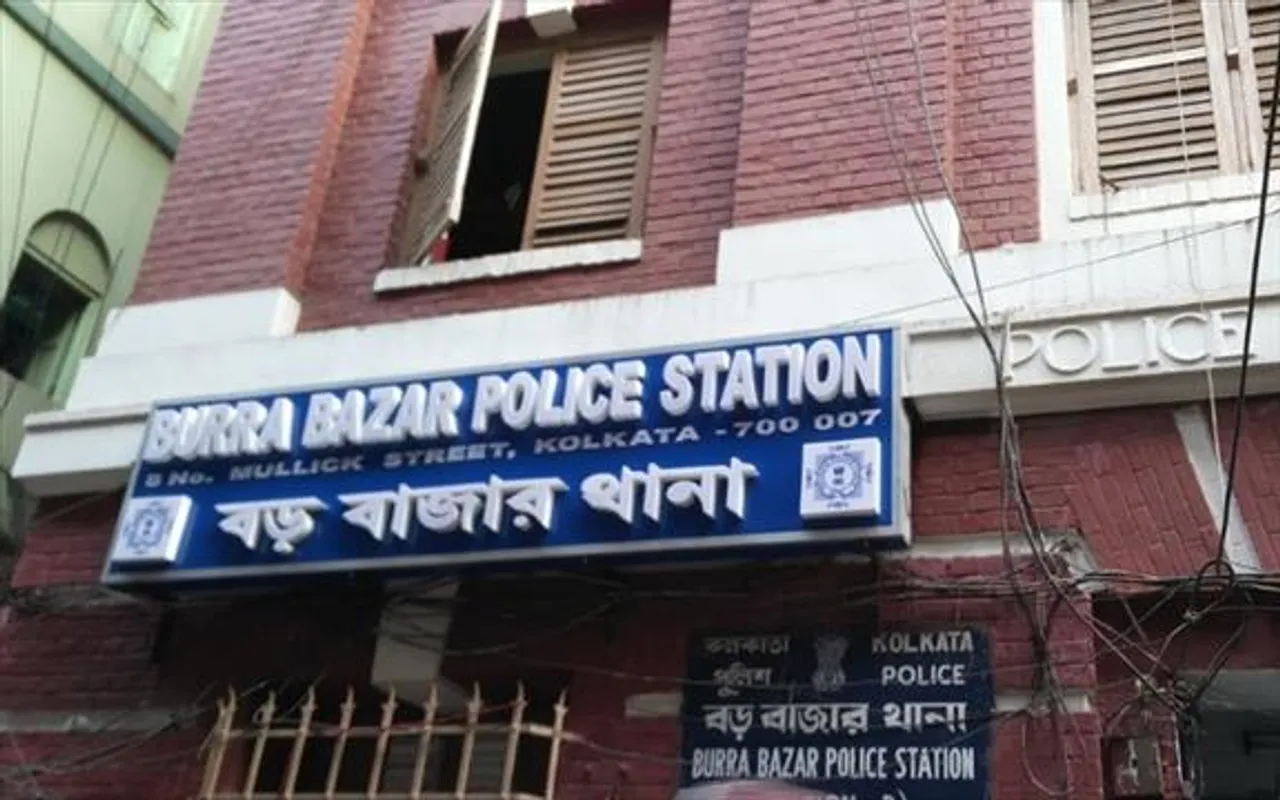 রাতের কলকাতায় লুঠপাট পুলিশের!