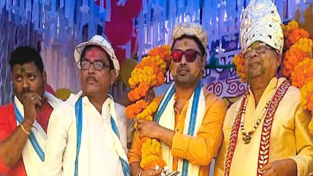 বিধায়ককে রূপোর মুকুট উপহার পুর-চেয়ারম্যানের