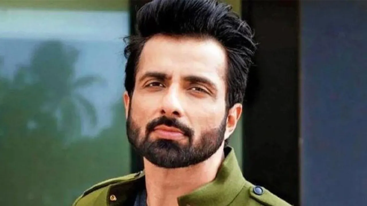 অসহায় পড়ুয়ার হাতে অনলাইন ক্লাসের জন্যে মোবাইল ফোন তুলে দিলেন সনু সুদ