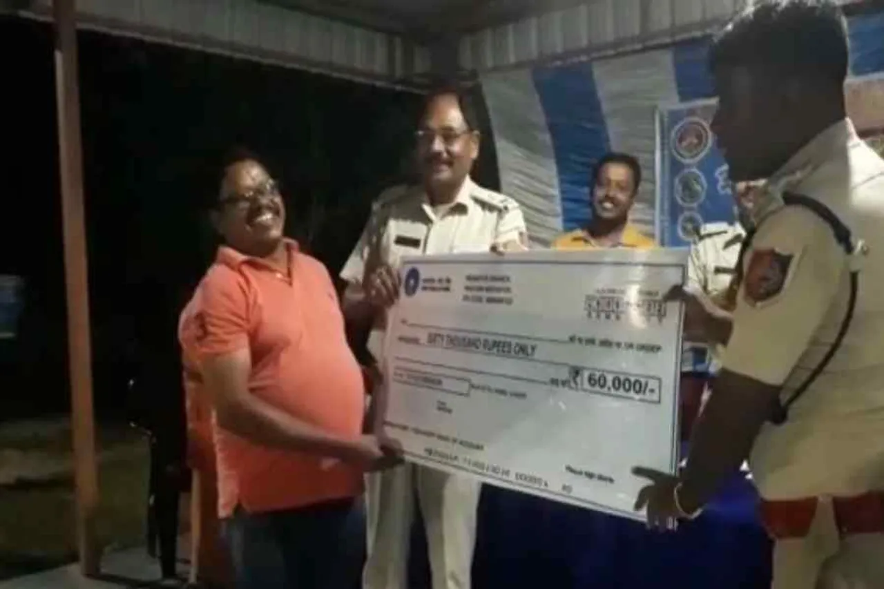 ডেবরার দূর্গা পূজো কমিটিগুলিকে সরকারি চেক বিতরন করা হোলো সোমবার