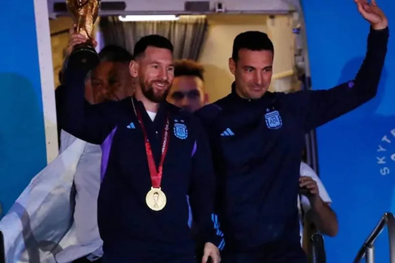 ফিফা বিশ্বকাপ জয়ের পর দেশে ফিরল মেসিরা, প্রকাশ্যে ভিডিও