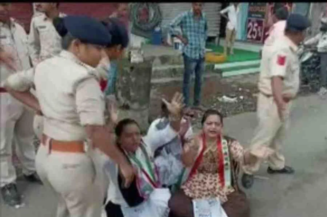 বিক্ষোভ কংগ্রেস কর্মীদের