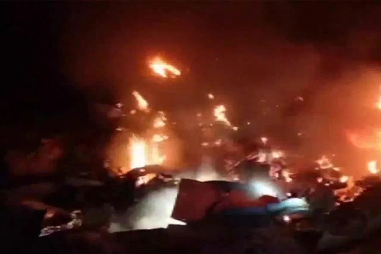 ভেঙে পড়ল বায়ুসেনার বিমান, দেখুন ভিডিও