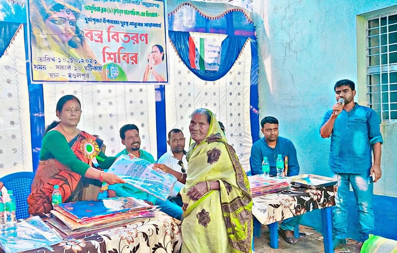 পঞ্চমীর দিন তৃণমূল কংগ্রেসের পক্ষ থেকে অনুষ্ঠিত হল বস্ত্র বিতরণী অনুষ্ঠান