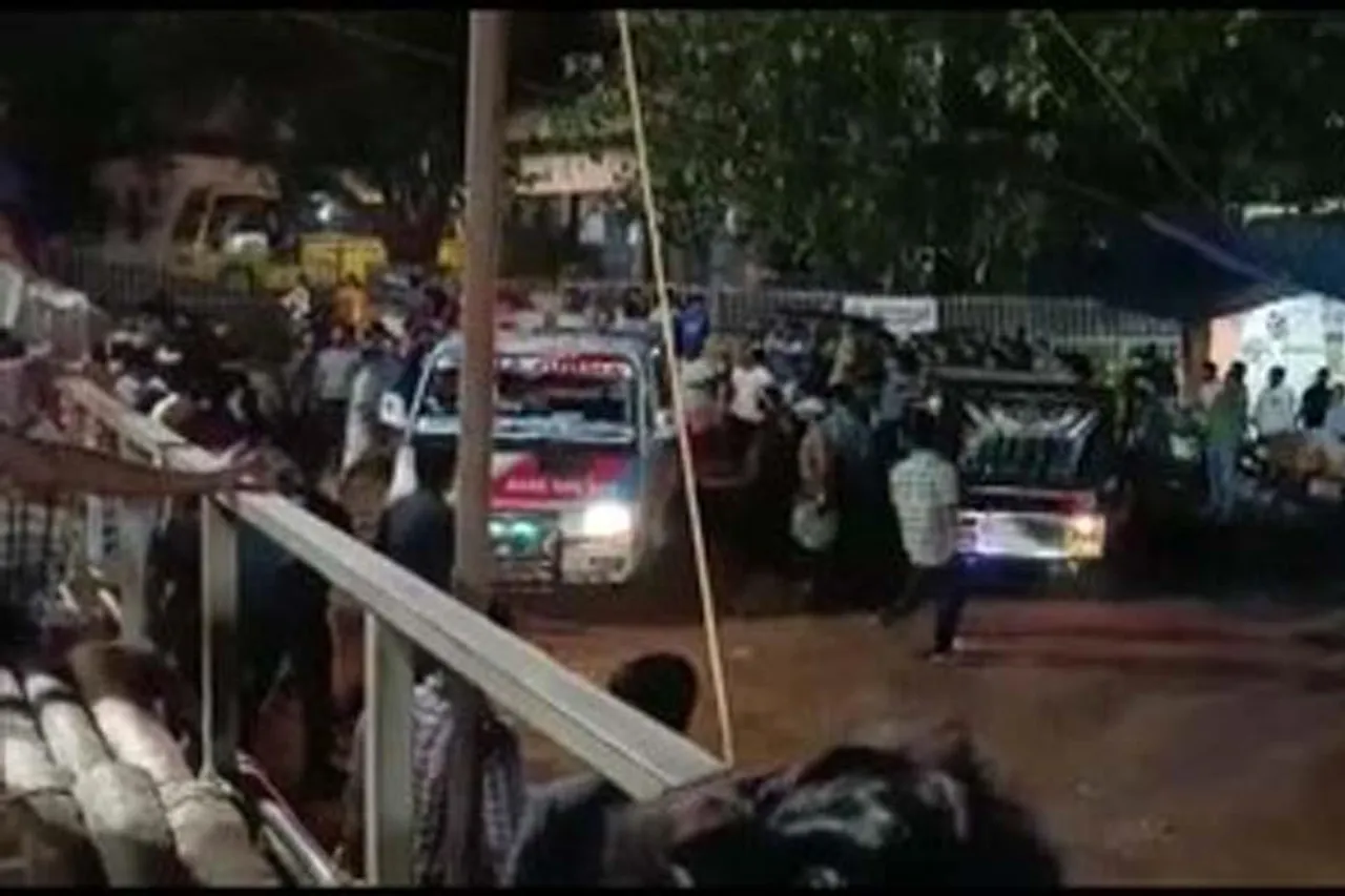 কেরালায় ফুটবল ম্যাচ চলাকালীন ধসে পড়ল গ্যালারি