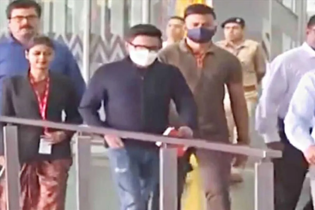 কালীপুজোয় কলকাতায় পা রাখলেন অভিষেক