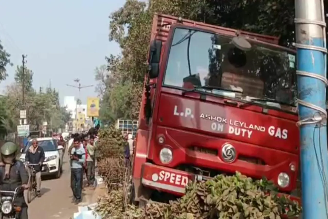 নিয়ন্ত্রণ হারিয়ে ডিভাইডার ভেঙ্গে তার ওপরে চড়লো গ্যাস সিলিন্ডার বোঝাই লরি