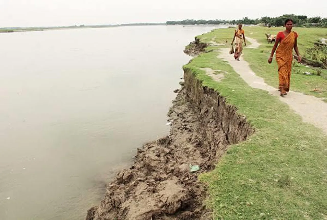 রাতভর টানা বৃষ্টিতে ফুলে ফেঁপে উঠেছে নদী