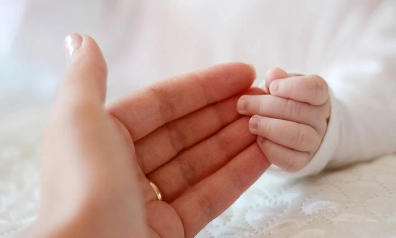 চলন্ত ট্রেনের সন্তান প্রসব, শিশুর অবস্থা আশঙ্কাজনক