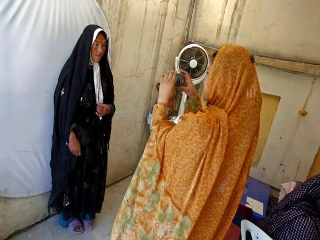 আফগানিস্তানের জমানো সম্পদ যুক্তরাষ্ট্রকে মুক্ত করার আহ্বান মহিলা আফগান শিক্ষক ও স্বাস্থ্যকর্মীদের