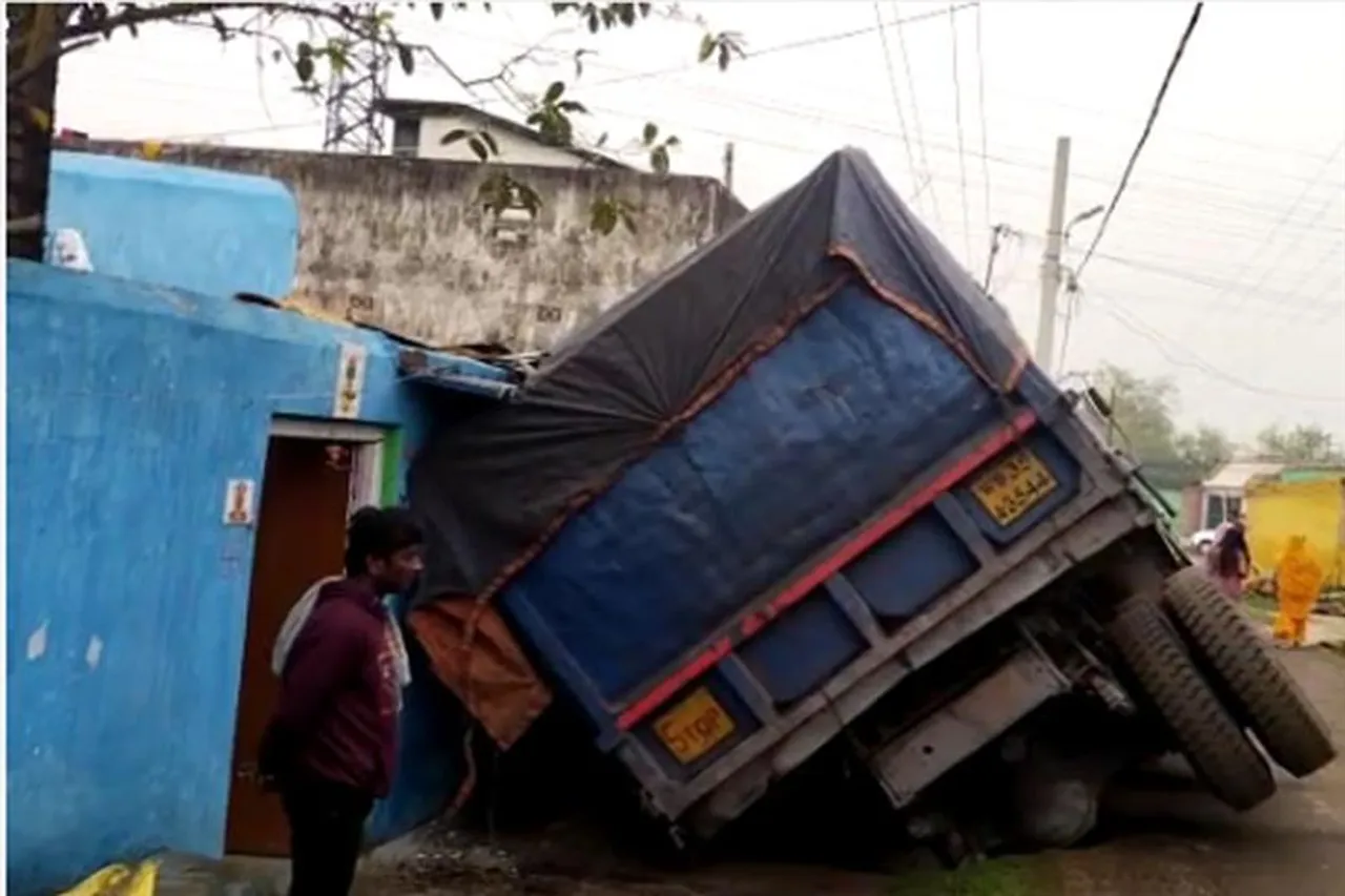 এক বাড়িতে ধাক্কা মারলো কয়লা বোঝাই করা ডাম্পার