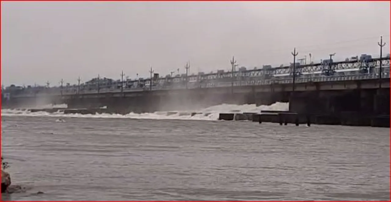 দামোদর ও দুর্গাপুর ব্যারেজ থেকে ২১,৪০০ কিউসেক জল ছাড়া হল