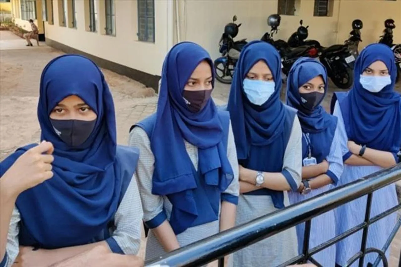 হিজাব বিতর্কের আঁচ বাড়াচ্ছে ছয় মুসলিম ছাত্রীকে সাসপেন্ড করার ঘটনা