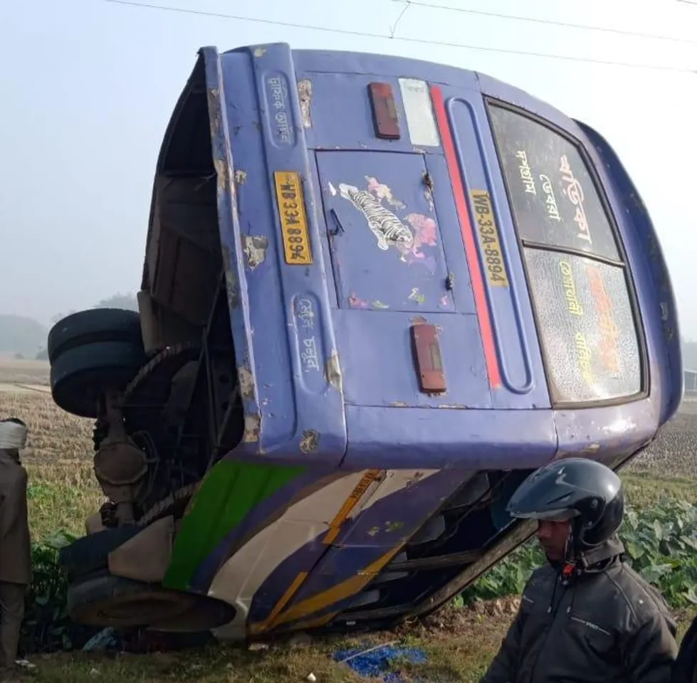 রেষারেষি করতে গিয়েই উল্টে গেল বাস, আহত ৫