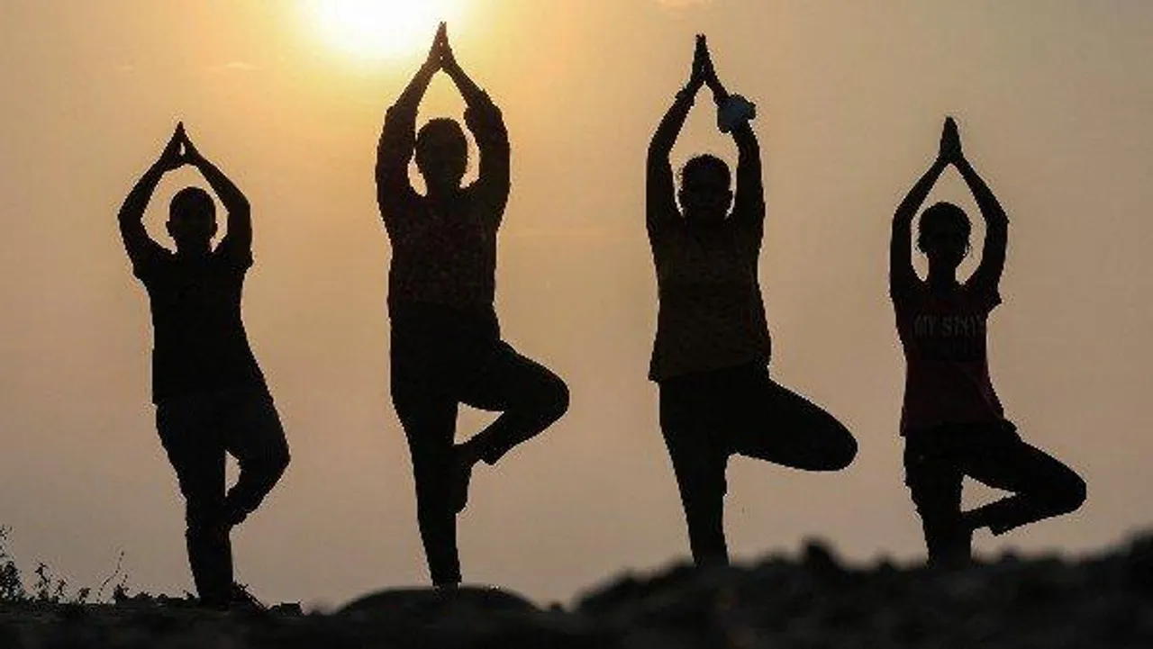 রবীন্দ্র সরোবরে আন্তর্জাতিক যোগ দিবস পালন করলেন প্রাতর্ভ্রমণকারীরা