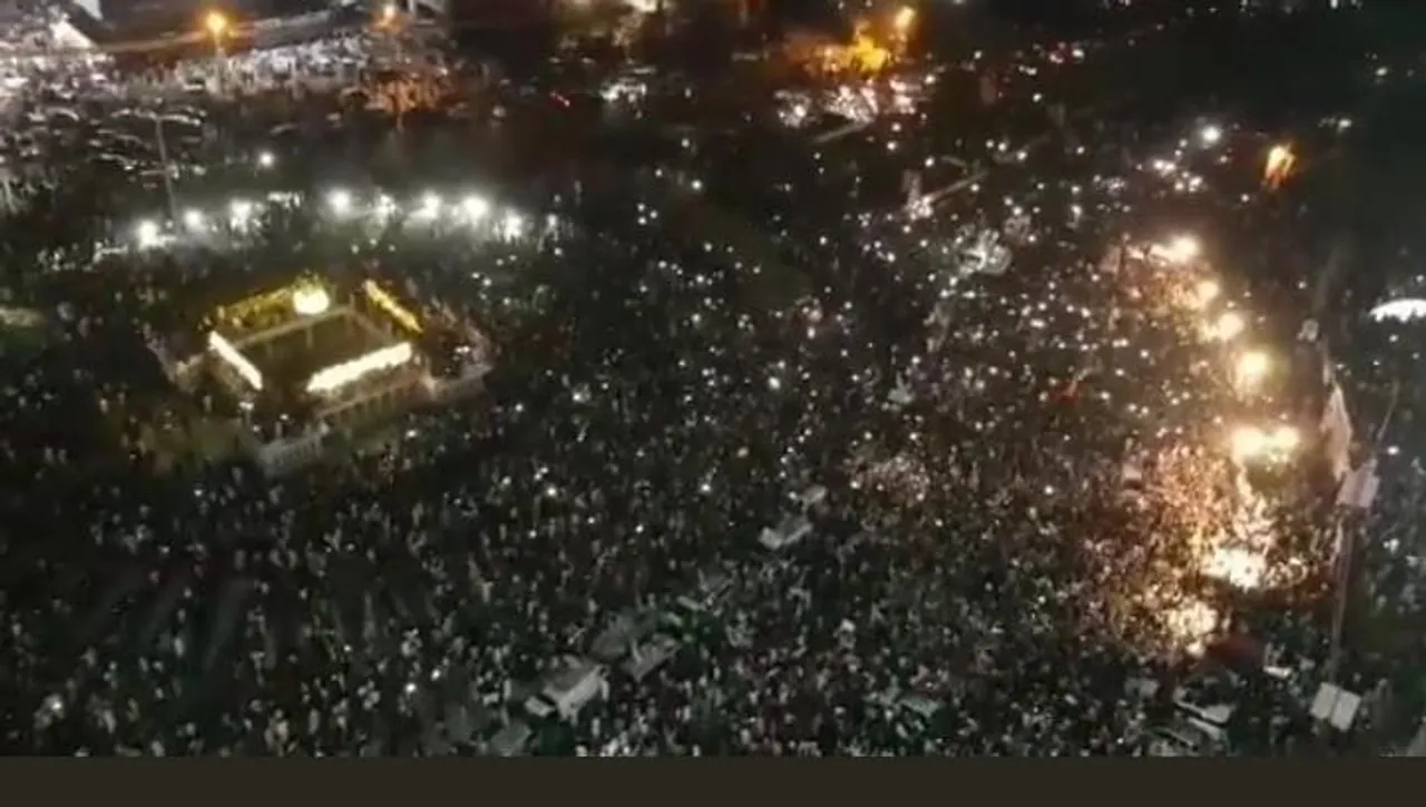 পাকিস্তানে ইমরান খানের সমর্থনে লাখ লাখ মানুষ নামল রাস্তায়