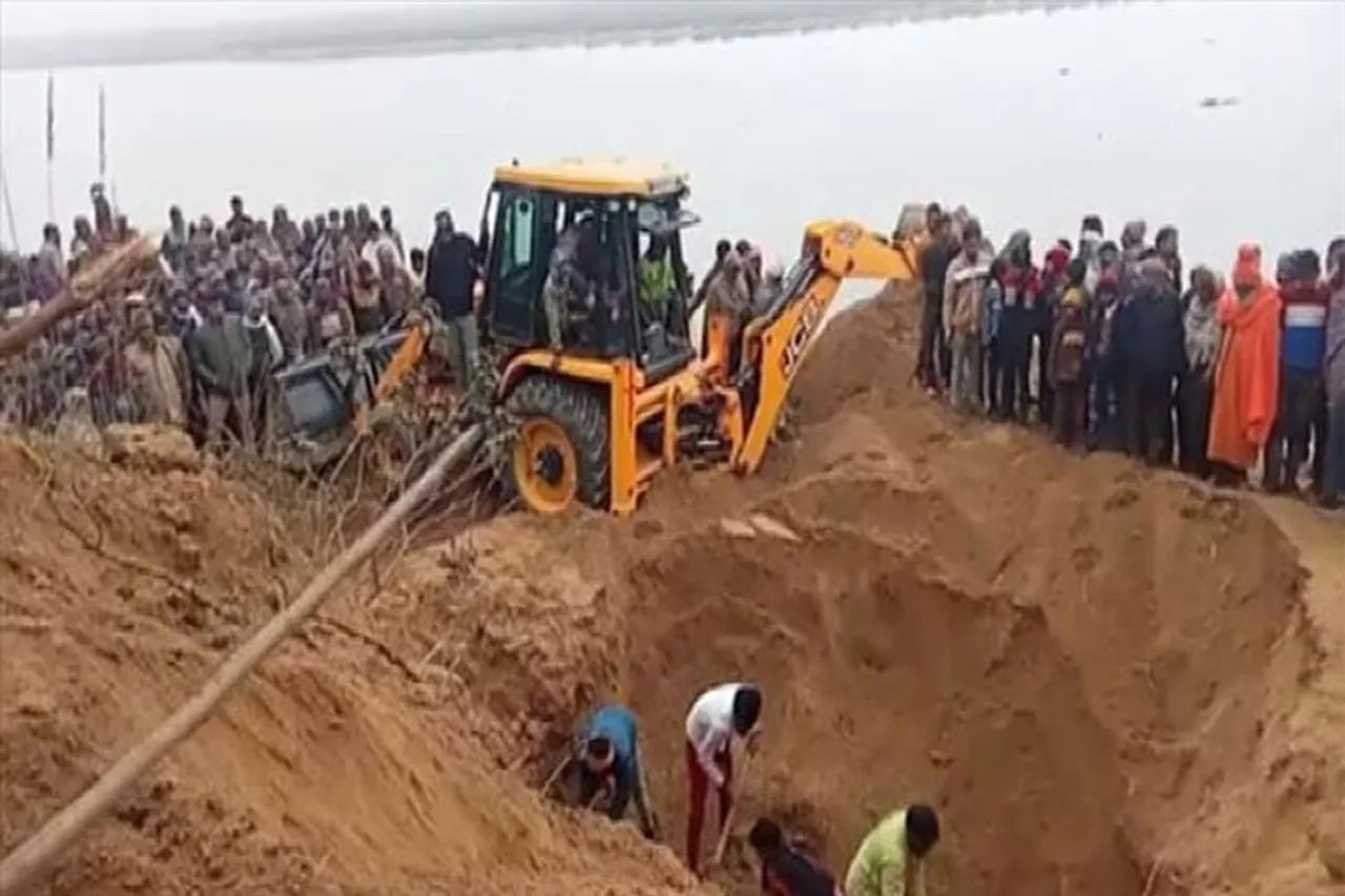 মাটি খুঁড়তে গিয়ে চরম বিপত্তি, বের করা হচ্ছে মহিলাদের