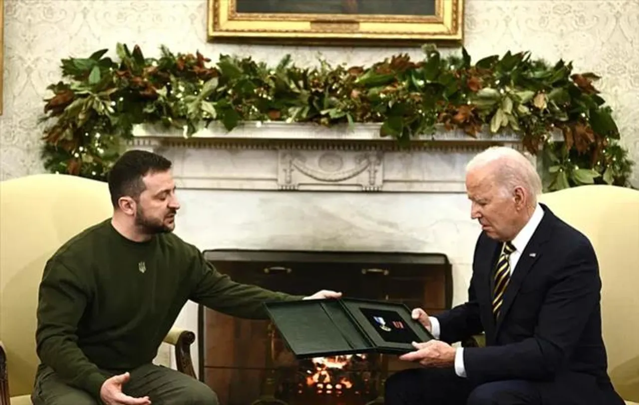 বাইডেনকে ইউক্রেনের সামরিক পদক দিলেন জেলেনস্কি