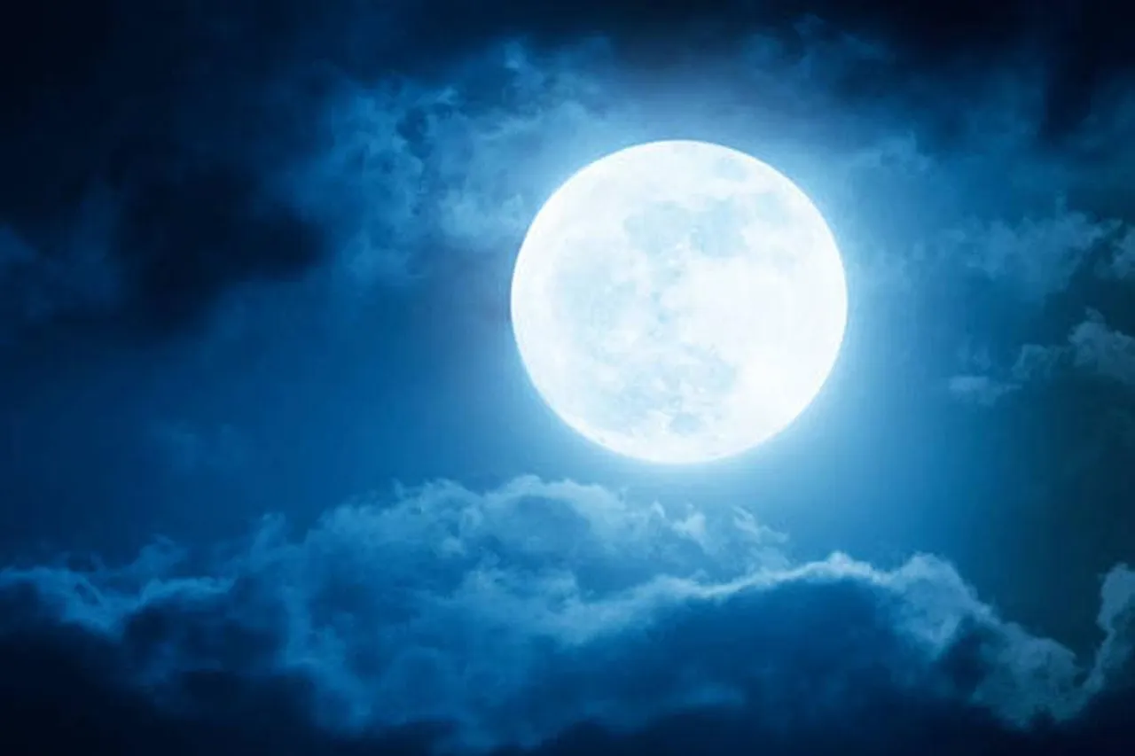 মে মাসে পূর্ণিমার আকাশে ' ফুল চাঁদ '