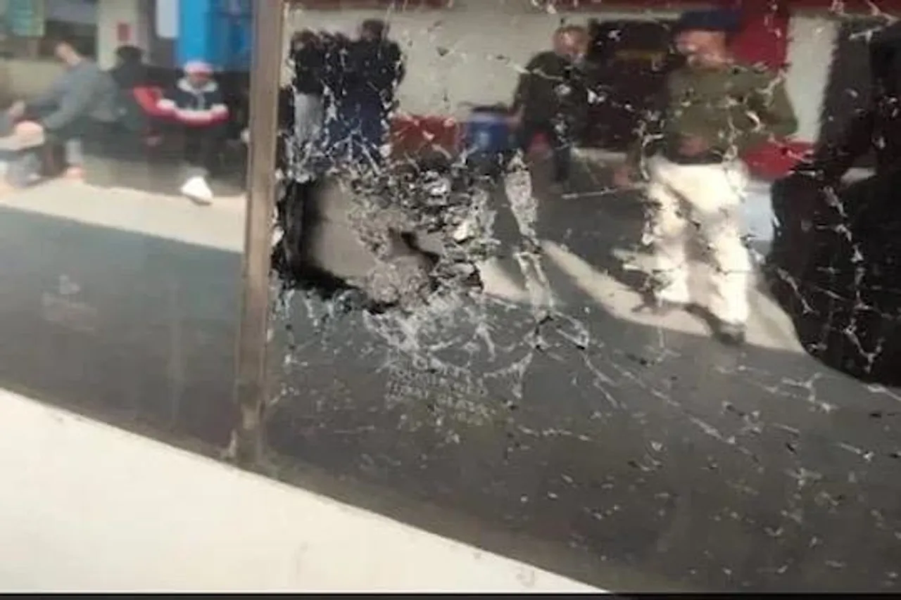 বন্দে ভারত এক্সপ্রেসের জানলায় পাথর ছোড়ার ঘটনায় আটক ৪ নাবালক