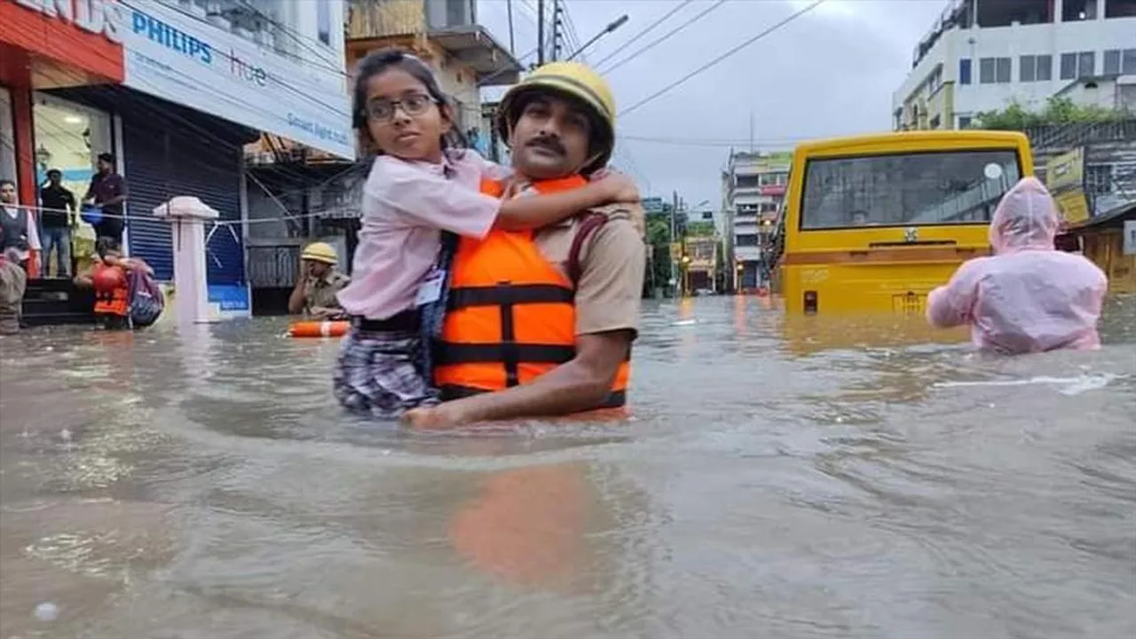 ৬ ঘণ্টায় ১৪৫ মিমি বৃষ্টিপাত, আগরতলায় বন্ধ হল স্কুল