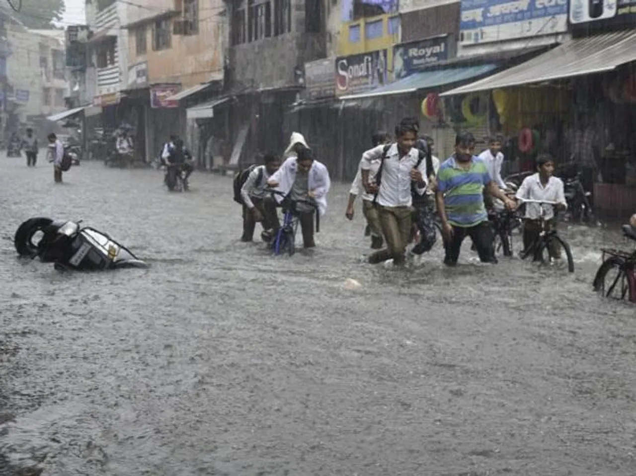 ভাঙ্গল ১৬ বছরের রেকর্ড, মেঘভাঙ্গা বৃষ্টিতে বিপর্যস্ত উত্তরপ্রদেশ