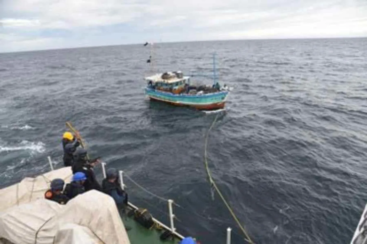 ৫ জন ক্রু মেম্বার সহ শ্রীলঙ্কান নৌকা আটক করল ভারতীয় কোস্ট গার্ড