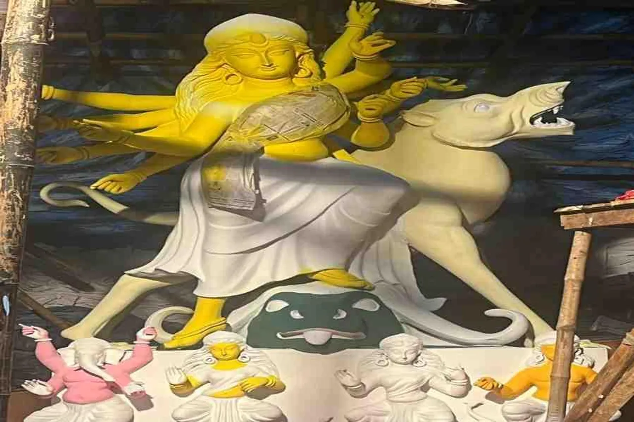 জানেন কি হিন্দুস্তান পার্ক সার্বজনীন দুর্গোৎসব কমিটির এই বছর মৃৎশিল্পী কে?
