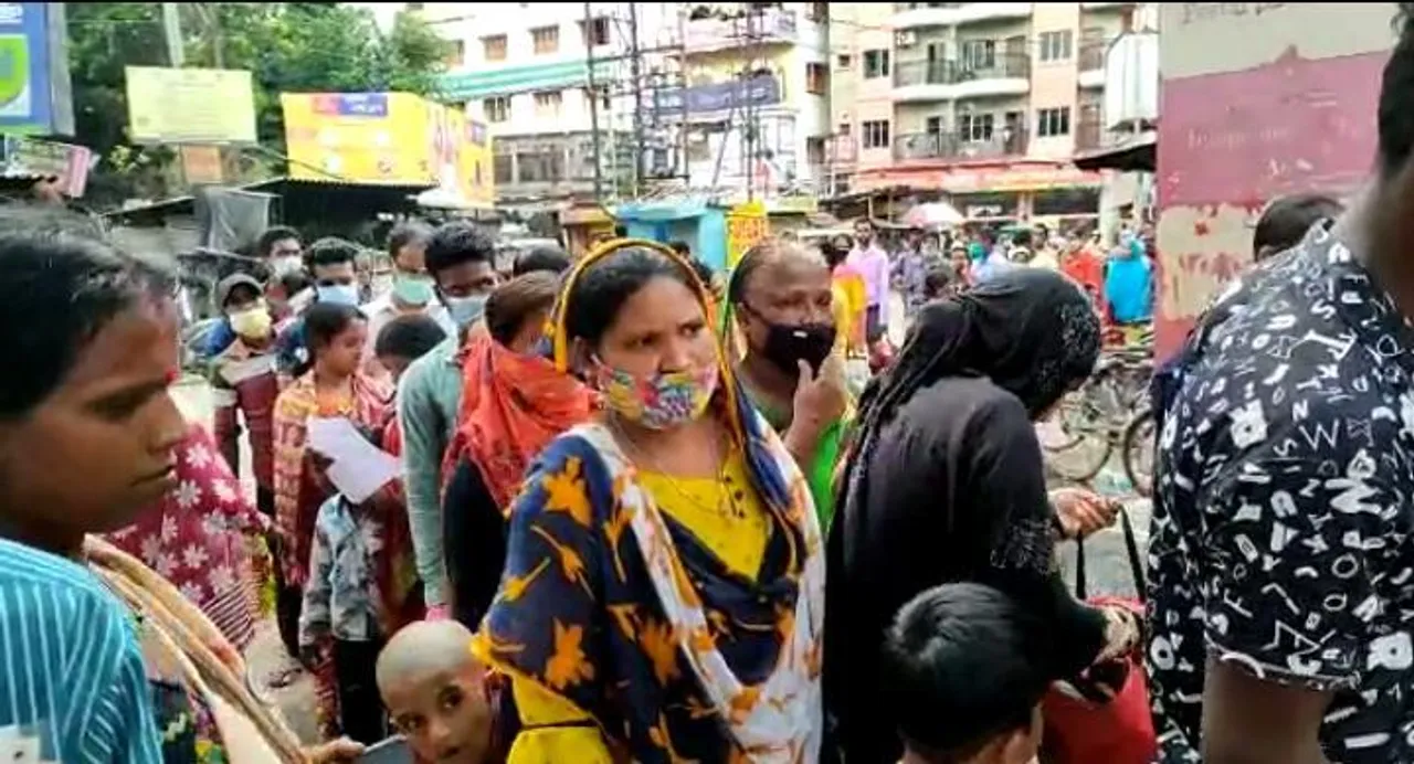 আধার কার্ড তৈরি করতে গিয়ে চরম হয়রানির শিকার মানুষ