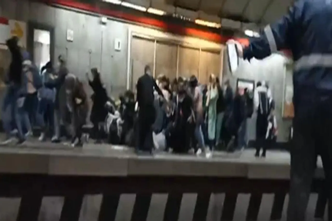 মেট্রো স্টেশনে চলল এলোপাথাড়ি গুলি, দেখুন ভিডিও