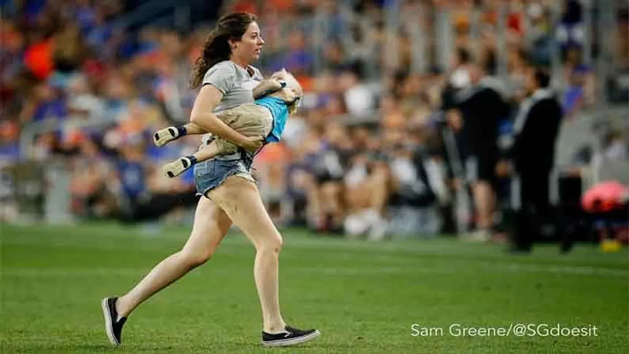 মা এর হাত ছেড়ে ফুটবল গ্রাউন্ডে ছুটে পালাল একরত্তি