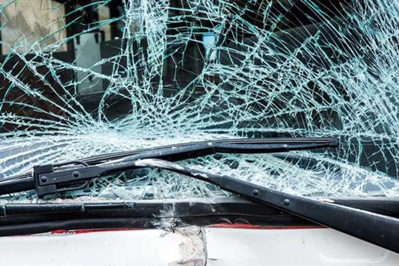 পর্যটকবাহী বাসের ধাক্কায় মৃত ২, জখম ২০