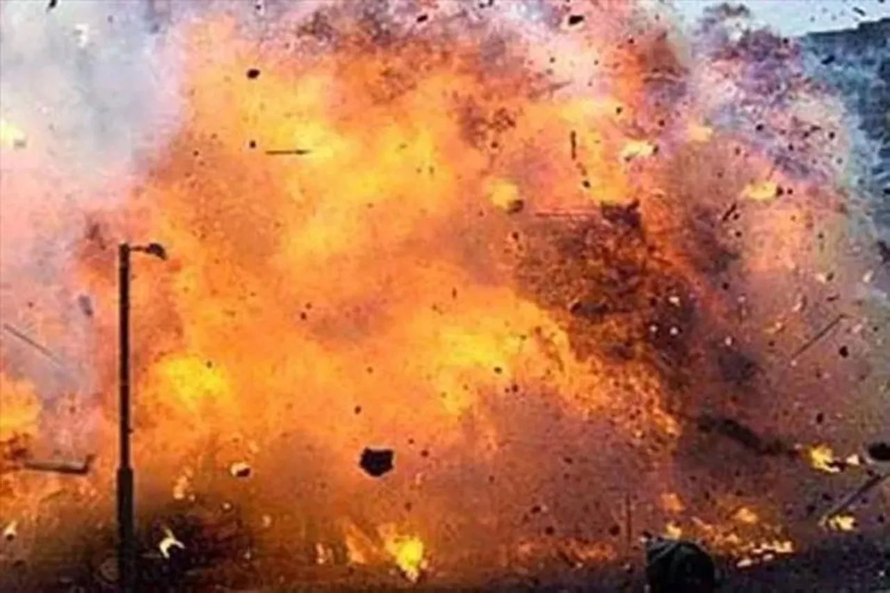 বোমাবাজির শব্দে কেঁপে উঠল হালিশহর