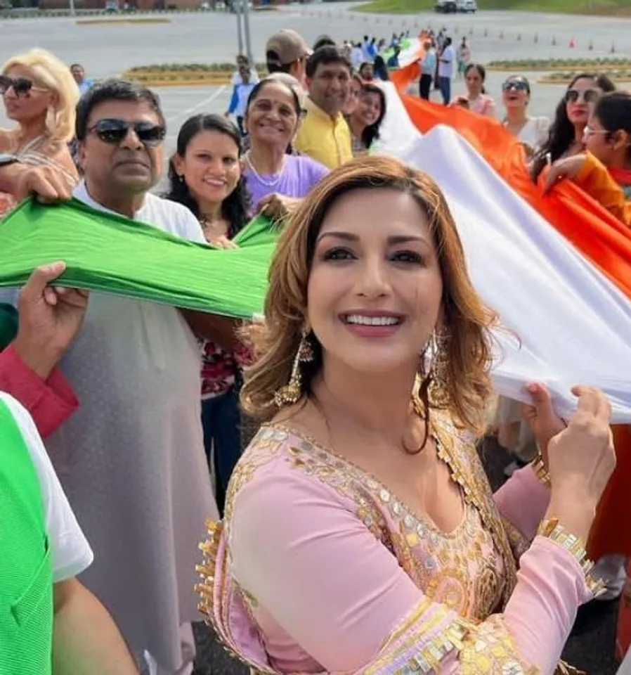 আটলান্টায় স্বাধীনতা দিবস উদযাপন করছেন সোনালি বেন্দ্রে