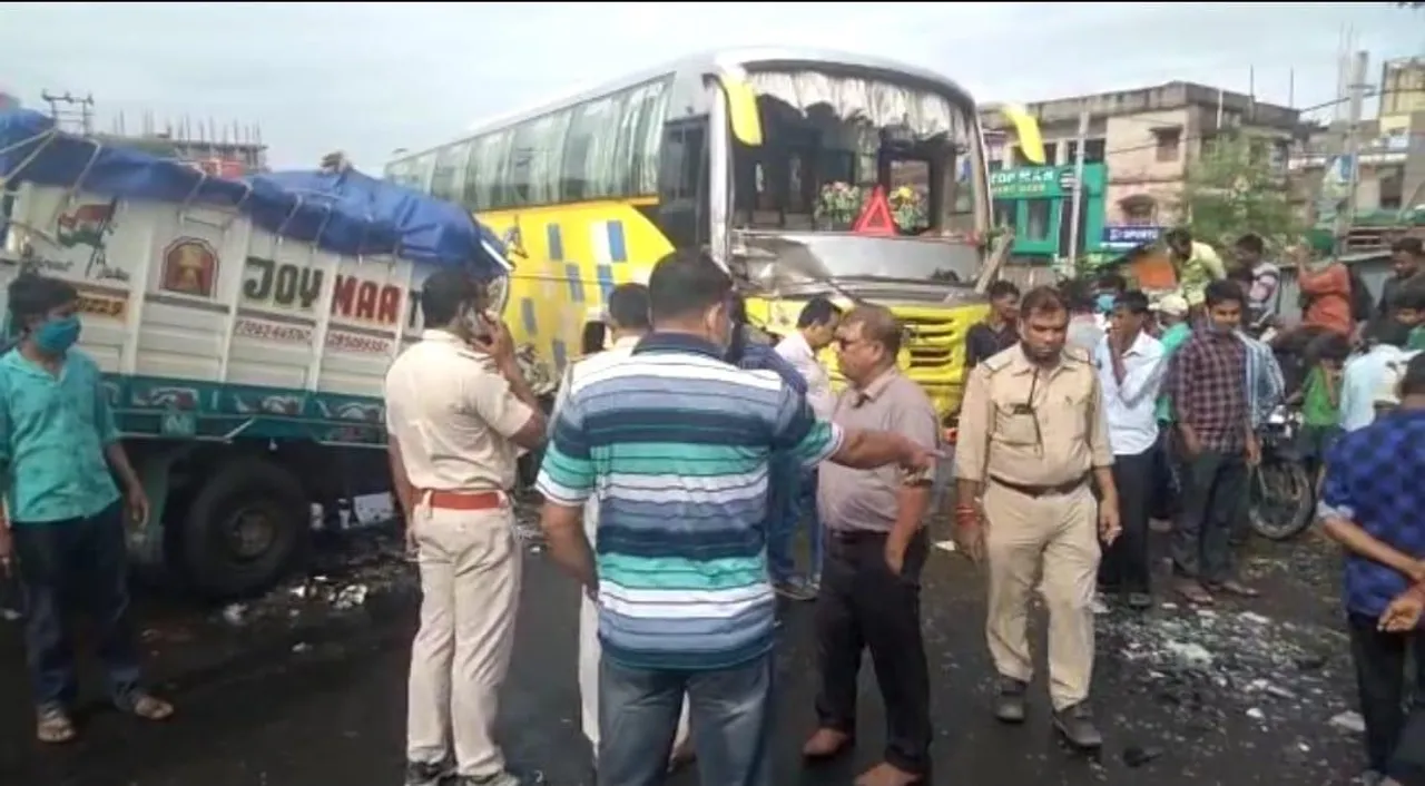 বাস-গাড়ির মুখোমুখি সংঘর্ষে আহত ২, গাড়িচালক আশঙ্কাজনক