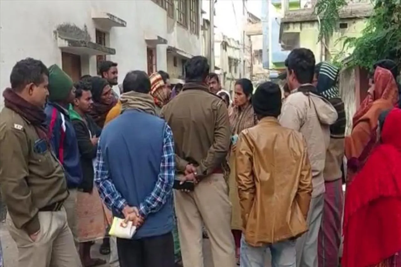 আবর্জনা ফেলাকে কেন্দ্র করে চরম উত্তেজনা, ঘটনাস্থলে পুলিশ!