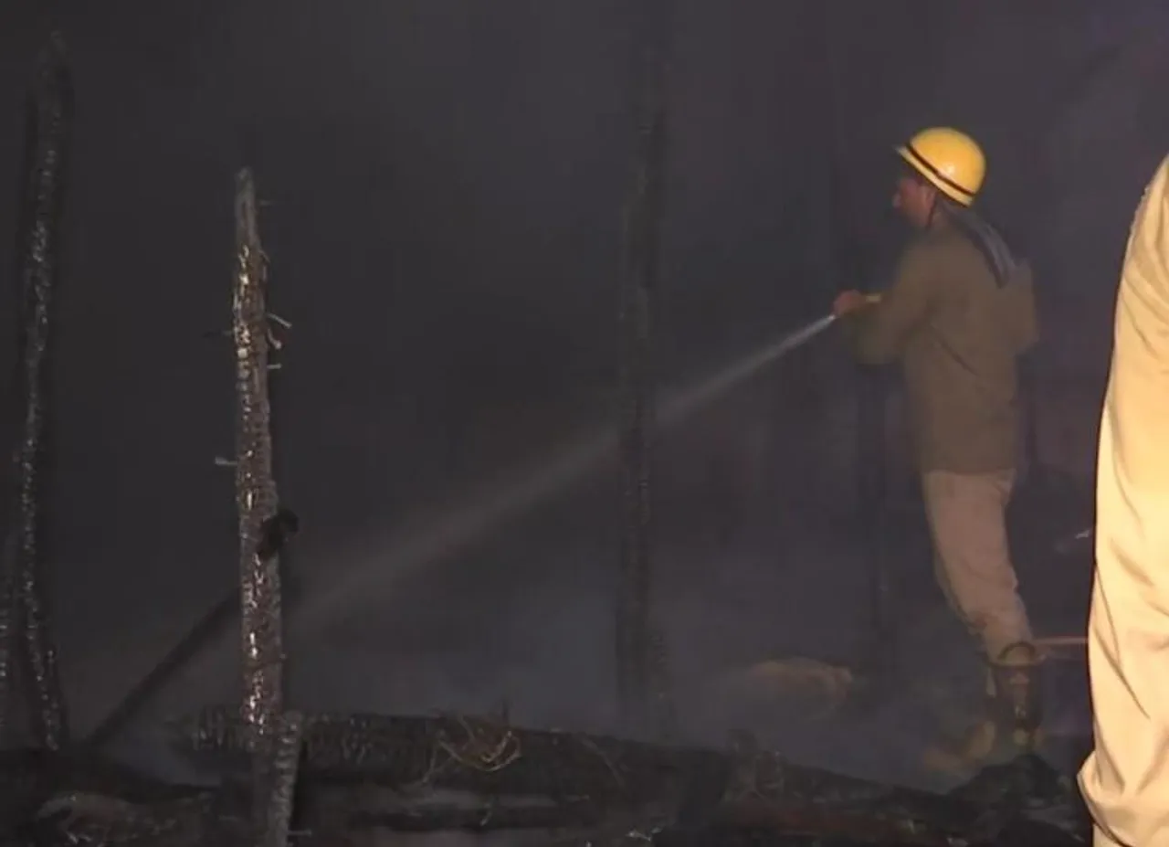 দিল্লির বর্জ্য গুদামে আগুন