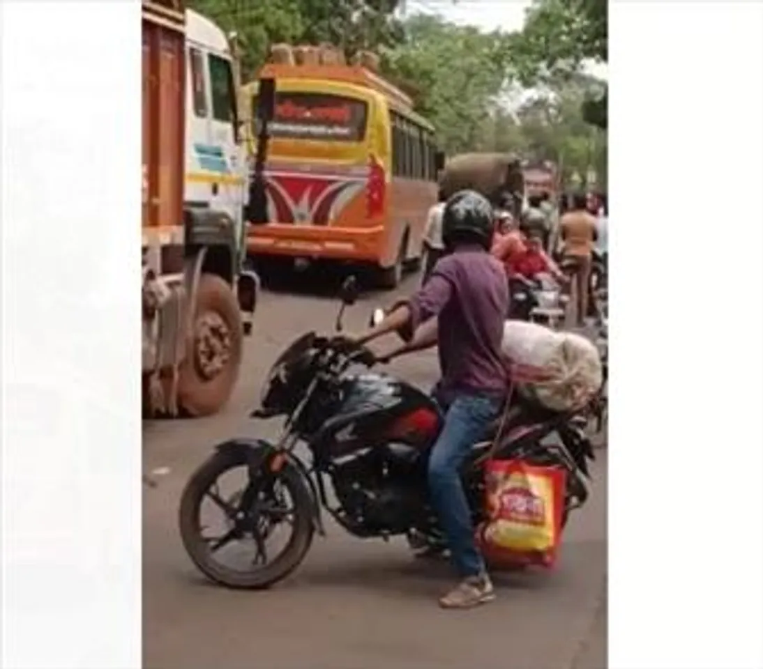 ঝাড়গ্রামের জিতুশোল এলাকায় রাজ্য সড়কের উপর গজরাজ, স্তব্ধ যানবাহন চলাচল