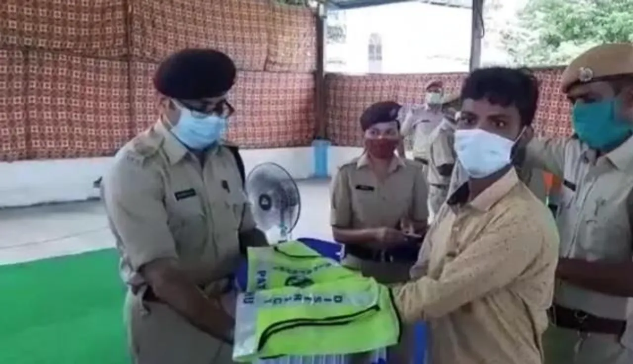 পথ বন্ধুদের পরিচয়পত্র এবং জ্যাকেট দিল জলপাইগুড়ি পুলিশ