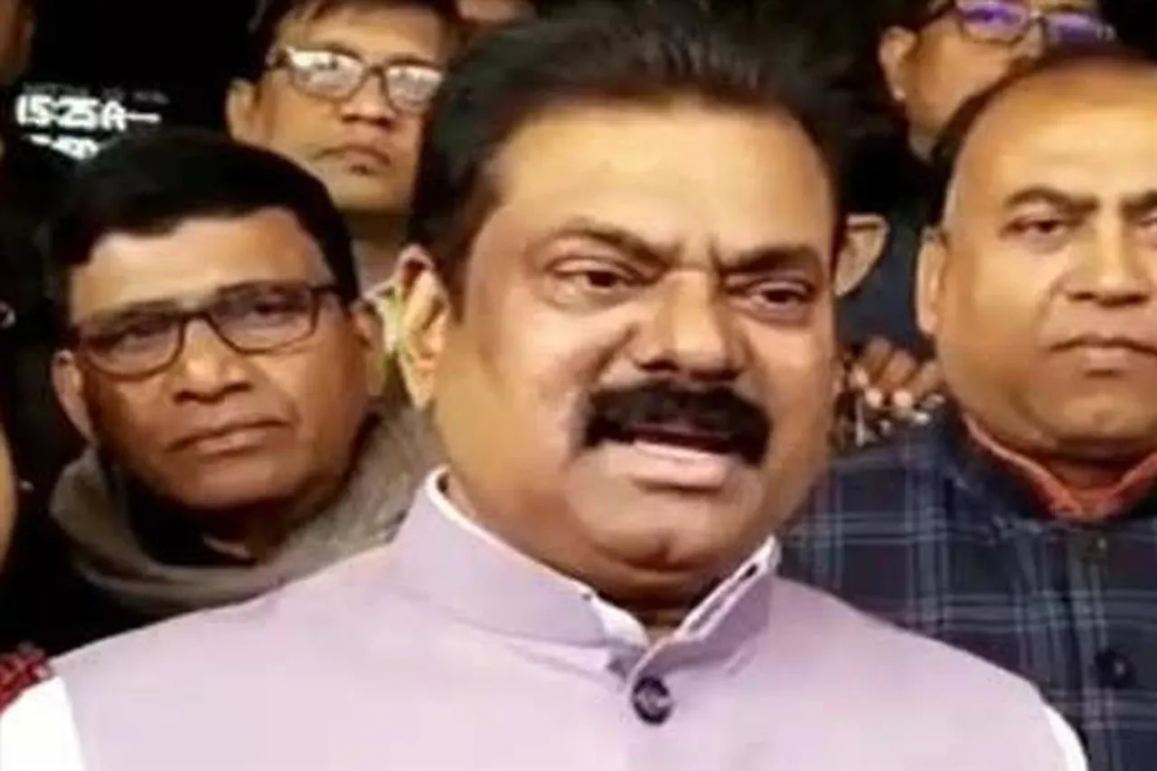 পঞ্চায়েতে বৈঠক কেন্দ্রীয় প্রতিমন্ত্রীর, বাইরে ক্ষুব্ধ জনতা