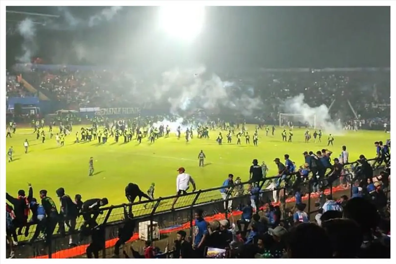 টিয়ার গ্যাসের ফলে ফুটবল মাঠে মৃত্যু মিছিল!