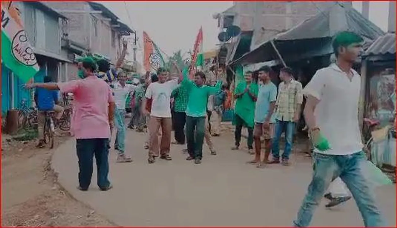 শহীদ দিবসে ভিন্ন চিত্র, ঢাক বাজিয়ে, আবির খেলল তৃণমূল