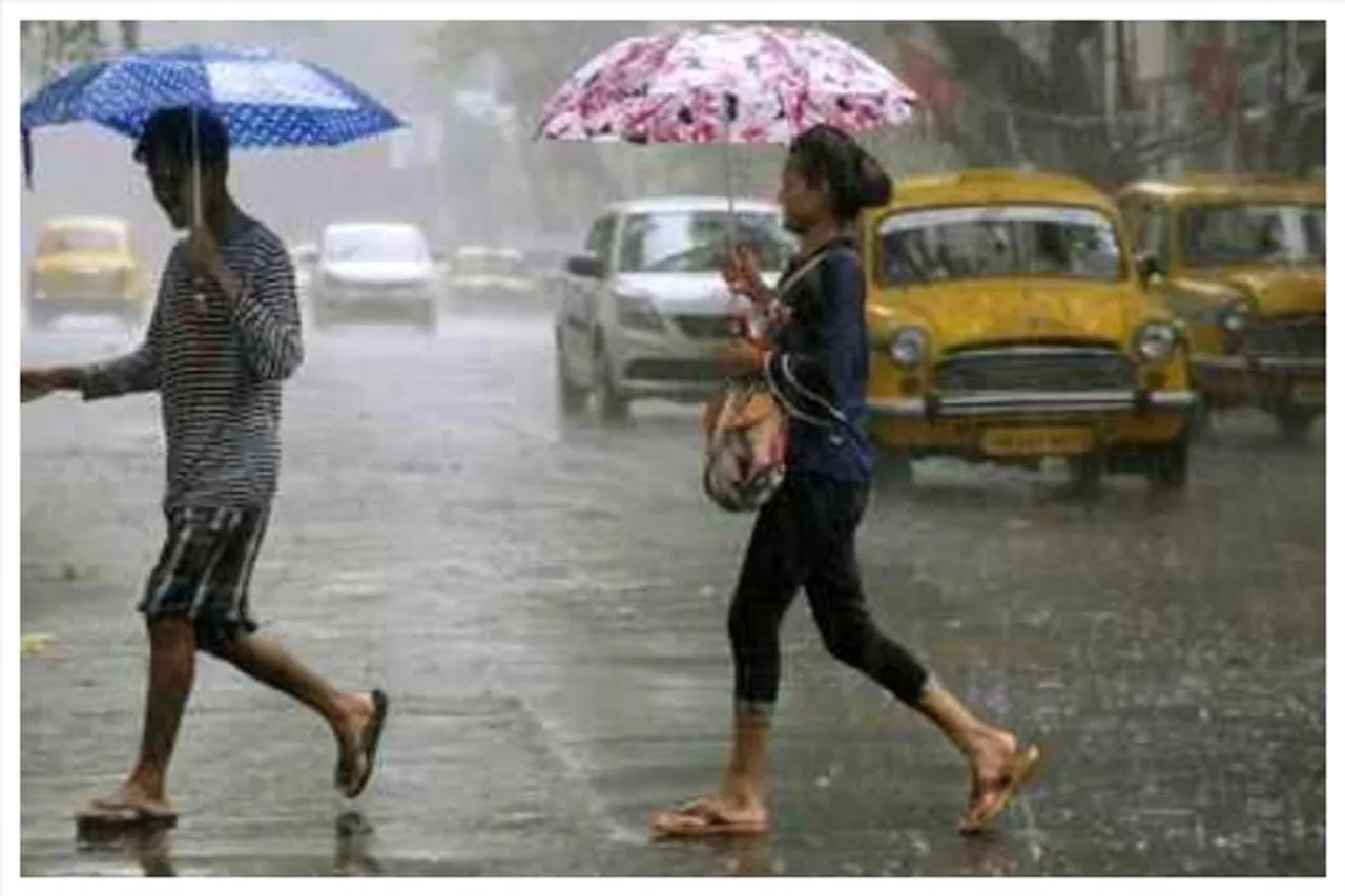 ভারী থেকে অতিভারী বৃষ্টি হওয়ার সম্ভাবনা দক্ষিণবঙ্গের বিভিন্ন জেলায়