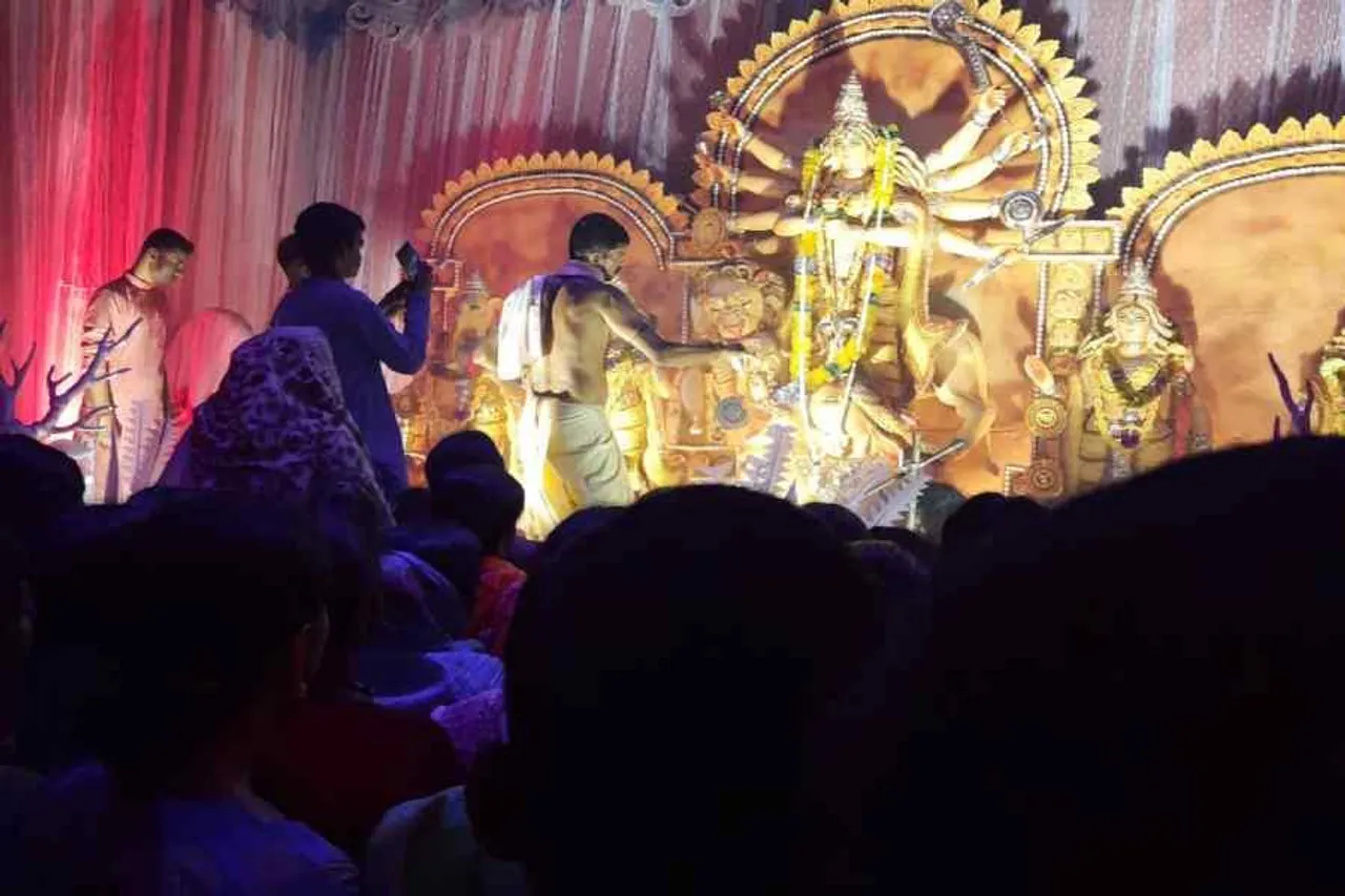 কৃষ্ণদেবপুর প্রাইমারি স্কুলের পুজোয় চলছে অঞ্জলি