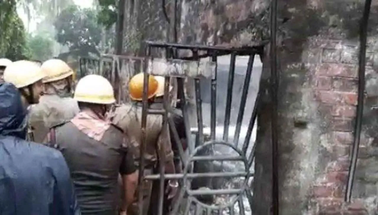 বৃষ্টিতেও নেই রেহাই, বাজ পড়ে ভস্মীভূত সোনারপুরের রাসায়নিক কারখানা